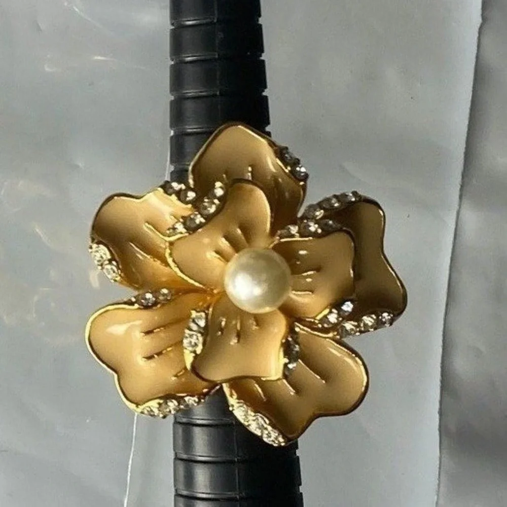 Gold tone Flower Ring Pearl Rhinestone Accents Size 6 Women‎ Fashion